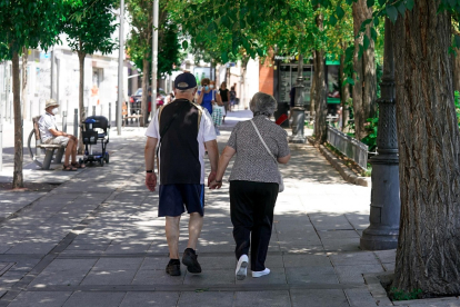 Una pareja de ancianos camina por la calle en una imagen de archivo. -EP