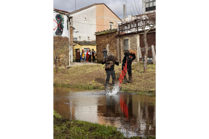 Los Carochos de Riofrío de Aliste atraviesan el río.- ICAL