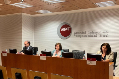 La presidenta de la AIReF, Cristina Herrero, en el centro, en una imagen de archivo.- E. M.