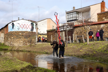 Los Carochos de Riofrío de Aliste atraviesan el río.- ICAL