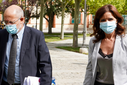 Francisco Igea y Ana Carlota Amigo, dirigiéndose a la comparecencia tras el Consejo de Gobierno. ICAL