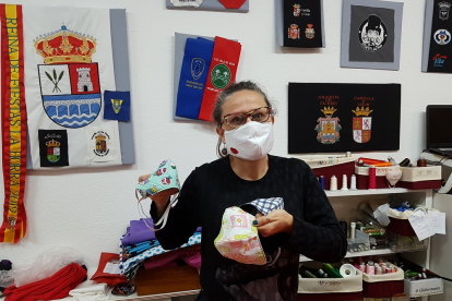 Marta del Rincón fabrica mascarillas personalizadas y para niños. ECB