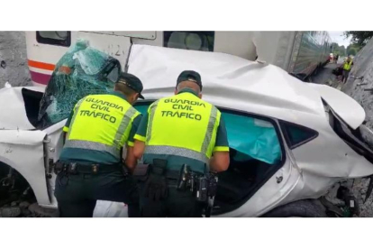 Tráfico atiende el accidente del coche arrollado por un tren en Lugo donde ha fallecido un joven de 21 años de León.- EUROPA PRESS