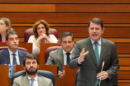 El presidente de la Junta, Alfonso Fernández Mañueco, interviene durante el pleno de las Cortes.- ICAL