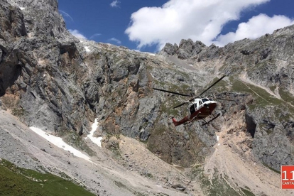 Imagen de archivo de un rescate en helicóptero en Picos de Europa.- E. PRESS