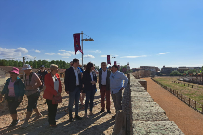 La secretaria de Estado de Turismo visita el puente del Paso Honroso de Hospital de Órbigo (León).- ICAL