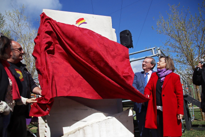 El Foro por la Memoria de León inaugura un monolito dedicado a los fusilados en el antiguo campo de tiro de Puente Castro.- ICAL