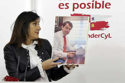 Ana Sánchez sujetando la foto de Mañueco y su carta al presidente del Gobierno. ICAL