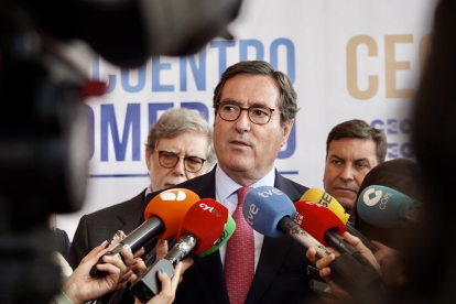 El presidente de la CEOE, Antonio Garamendi, atiende a los medios. Tras él, Santiago Aparicio y Carlos Fernández Carriedo.- ICAL