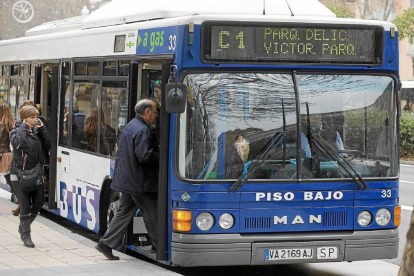 Autobus urbano de Auvasa en una parada en el centro de Valladolid. PABLO REQUEJO