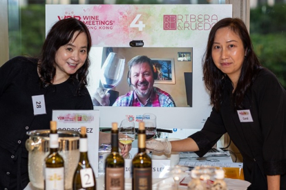 Ciudadanas de Hong Honk participan en la cata de vinos online. E.M