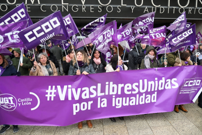 Manifestación CCOO y UGT en el Día Internacional de la Mujer en Burgos. ICAL