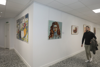 Pasillo dedicado a exposición de artistas independientes en la nueva sede de la AECC de Palencia - ICAL