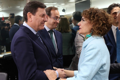 Carlos Fernández Carriedo saluda a María Jesús Montero antes de la reunión.- ICAL