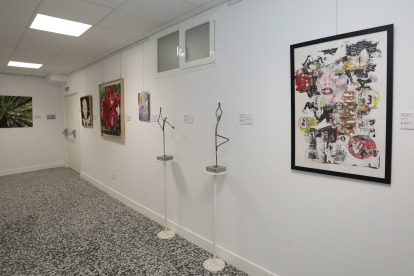 Pasillo dedicado a exposición de artistas independientes en la nueva sede de la AECC de Palencia - ICAL