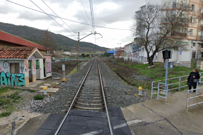Paso a nivel de Berriozar, en Pamplona, donde un salmantino de 22 años ha sido arrollado por un tren. -GSW