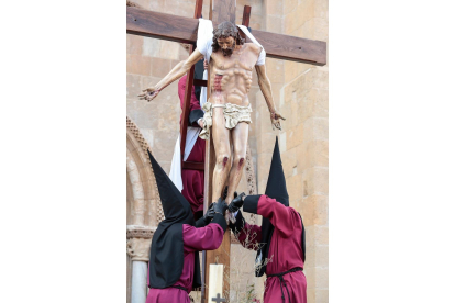 Procesión y Acto del Desenclavo de la Cofradía del Santo Cristo del Desenclavo de León.- ICAL