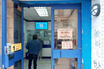 Una administración de lotería , situada en la calle Ancha de Ponferrada.- ICAL