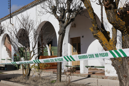 Vivienda en Matamala de Almazán acordonada por la Guardia Civil en cuyo interior ha fallecido una mujer. ICAL
