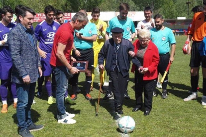 Saturnino de la Fuente fue homenajeado hace unos años por el Puente Castro FC, equipo en el que jugó en su infancia. - EUROPA PRESS