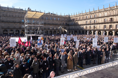 Concentración en Salamanca para exigir más frecuencias de tren y la reapertura del tren de la Ruta de la Plata.-ICAL
