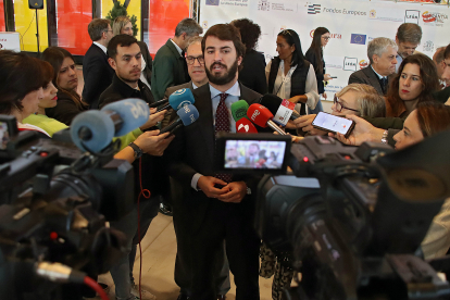 El vicepresidente de la Junta, Juan García-Gallardo, atiende a los medios de comunicación durante la inauguración de la VI Feria del Empleo y del Emprendimiento de León. ICAL