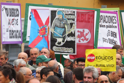 Manifestación contra la proliferación de macroparques eólicos y solares en el Bierzo.- ICAL
