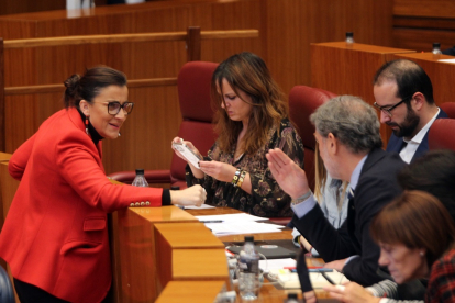 Varios procuradores socialistas conversan durante el pleno de las Cortes.- ICAL