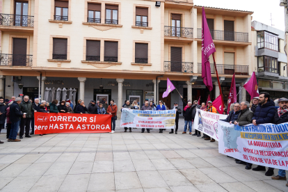 Concentración en Astorga (León) por la reapertura de la ruta ferroviaria Vía de la Plata.-ICAL