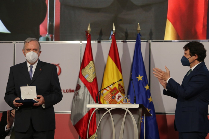 El presidente de la Junta de Castilla y León, Alfonso Fernández Mañueco, entrega la medalla de oro de Castilla y León 2020 a José Vicente de los Mozos. / ICAL