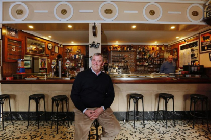 El propietario del bar la Ferroviaria, José Luis Martínez, en su emblemático establecimiento, en Valladolid.  PHOTOGENIC