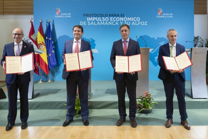 El presidente de la Junta de Castilla y León, Alfonso Fernández Mañueco, firma un protocolo de colaboración con la Diputación Provincial, el Ayuntamiento y la Universidad. - ICAL