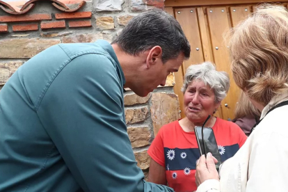 Pedro Sánchez consuela a Nelly en su visita a la Sierra de la Culebra en 2022. MONCLOA
