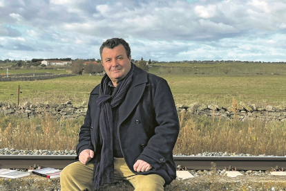 El escrito charro Paco Cañamero, en Villar de los Álamos, lugar de la tragedia ferroviaria recogida en su libro “Fado entre encinas”.