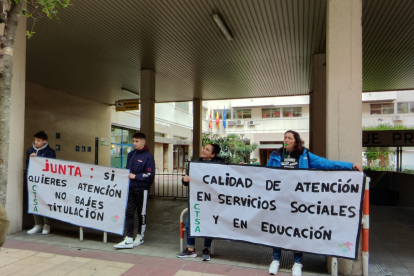Concentración de los cuidadores técnicos de servicios asistenciales de Castilla y León, con motivo del preacuerdo del nuevo convenio colectivo. E.M.