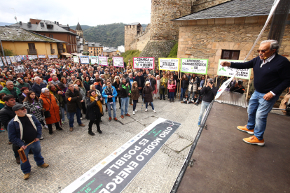 Manifestación contra la proliferación de macroparques eólicos y solares en el Bierzo.- ICAL