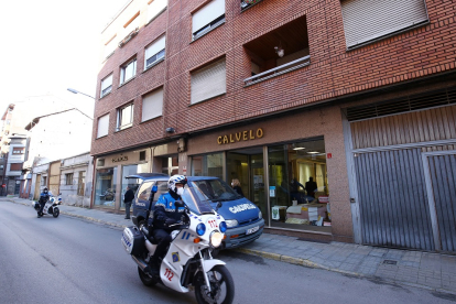 Edificio en la calle 2 de Mayo de Ponferrada, en el que se investiga un posible homicidio.- ICAL