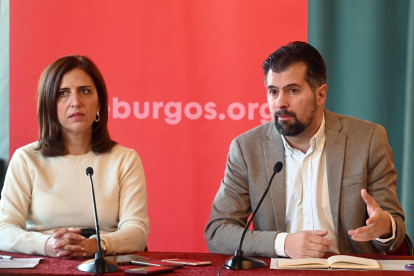 El secretario general del PSOECyL, Luis Tudanca, y la secretaria general del PSOE de Burgos, Esther Peña, participan en la Comisión Ejecutiva del PSOE de Burgos. ICAL