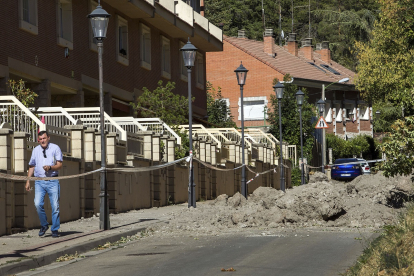 La calle Murallas tuvo que cerrarse al tráfico debido al desprendimiento de tierra en la ladera.- TOMÁS ALONSO