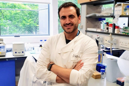 Isaac Francos, en el laboratorio donde trabaja en Londres. EL MUNDO