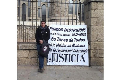 El ex seminarista Emiliano Álvarez en una imagen de hace cuatro años frente al obispado. E. M.