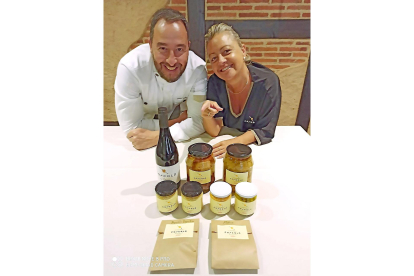Pedro Castillo Sanzol y Eva García muestran los productos de su cocido.  / L.P.