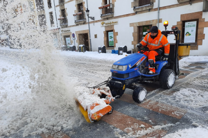 Un operario limpia las calles de Soria tras el paso de Filomena. ICAL