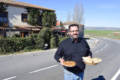 Jesús Hernández, Torti, con una de sus afamadas tortillas frente a la Venta.