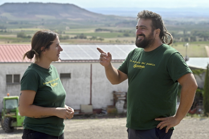 Dos de los miembros de la asociación Guzmán Renovable, Beatriz García y Diego Cabrito.- ICAL