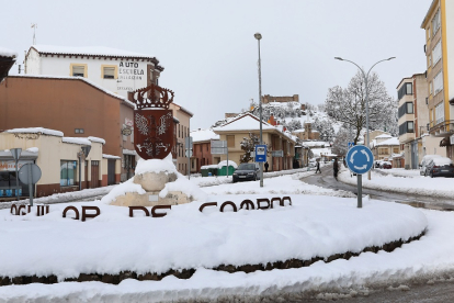 La localidad palentina de Aguilar de Campoo ha amanecido cubierta por una gruesa capa de nieve caida ayer y esta madrugada