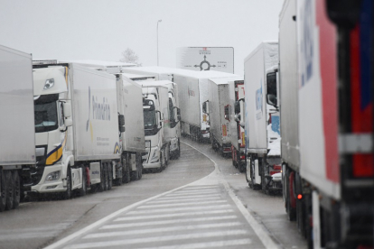 Camiones embolsados en la N1 a su paso por Burgos