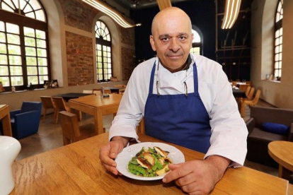 Jesús Rodríguez ‘Suso’, chef del establecimiento con uno de los platos de la carta.  (LUIS DE LA MATA)