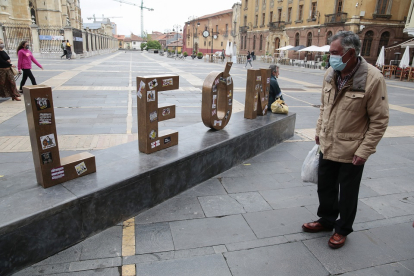 Actos vandálicos a las letras León de la plaza de la catedral. - ICAL