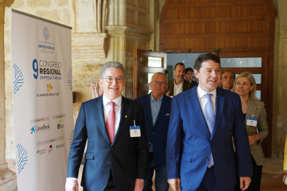 Alfonso Fernández Mañueco y Pedro Palomo en el IX Congreso de Empresa Familiar de Castilla y León. ICAL.
